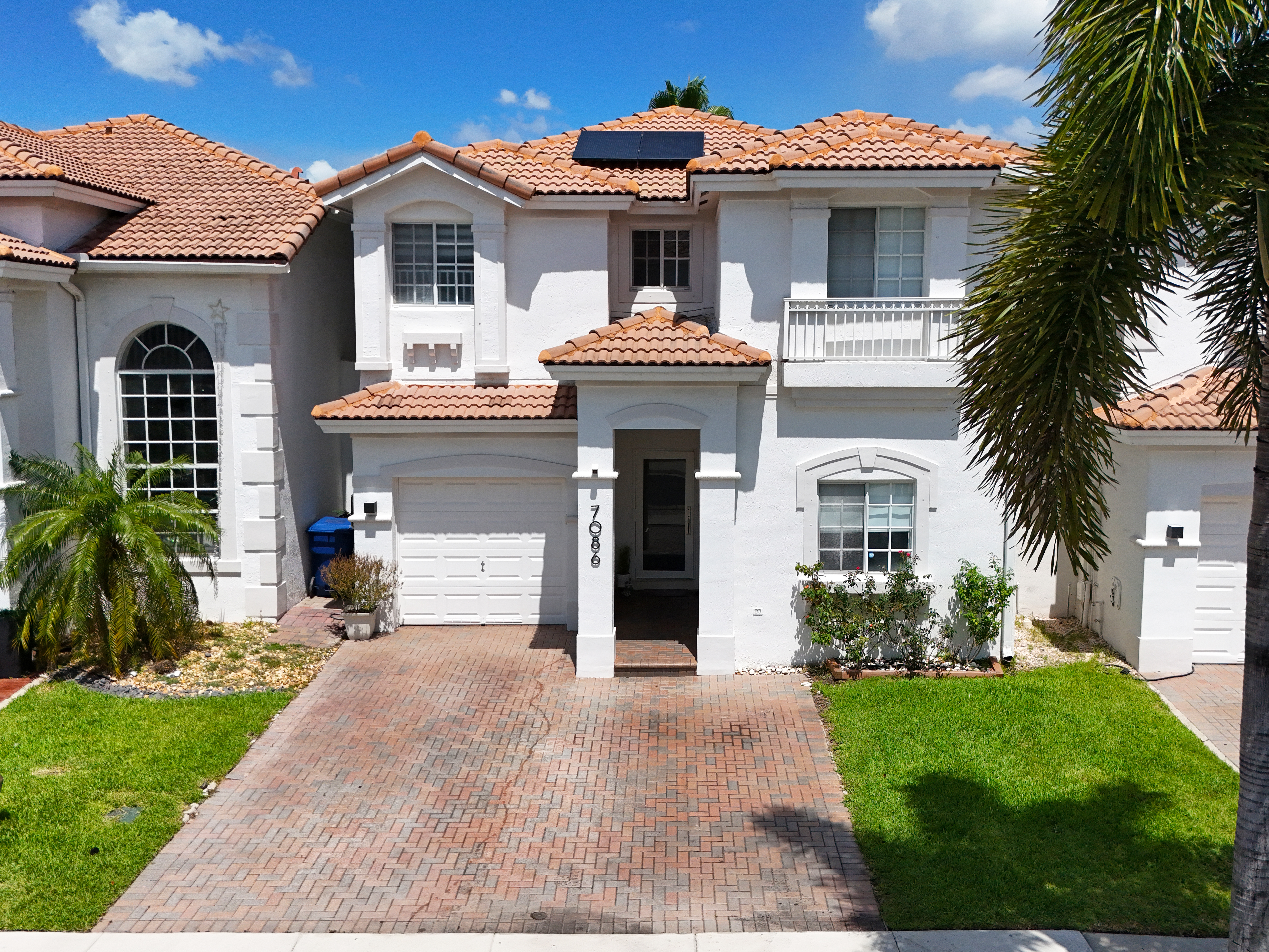 Fully renovated coach home in a guard-gated Doral community, main living area